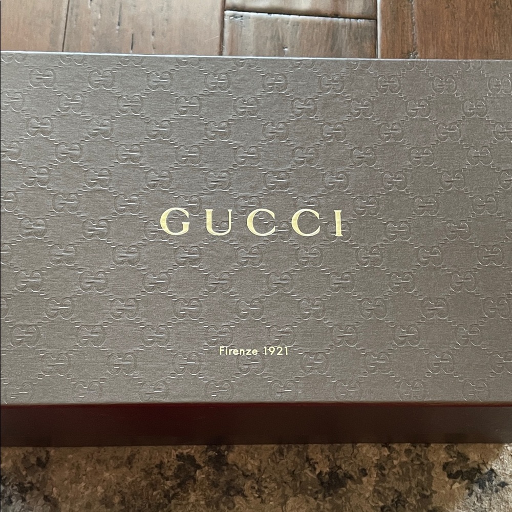 Gucci Designer Shoes - Picture 2 of 4